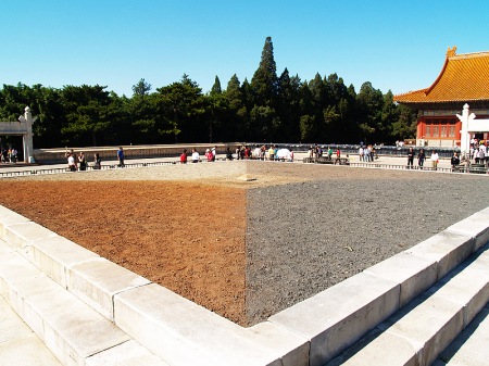 北京中山公园内的五色土 北京中山公园内的五色土