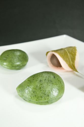 柏饼(かしわもち)是和果子的一种,流行于日本关东地区,外型像中国的茶果,呈圆形或半圆形,以洗净的梗米干燥后磨成的上新粉(中间粗度的粉)制成,包入甜馅料,做好后加上日语称为“柏”的槲栎(学名:Quercus dentata)叶或菝葜叶对折包在外面即成。馅的种类有红豆粒馅、豆沙、みそ馅等。柏饼是日本端午节的食品。由于槲栎叶在新芽生出前,老叶不会掉落,有“子孙繁栄荣”。据说是德川幕府九代将军德川家重时开始出现,自江户时代流传至今。