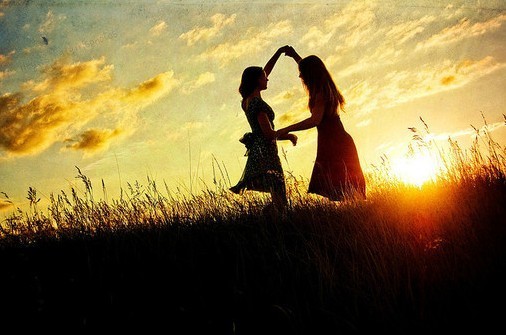 我只是逆光下的平凡女子。