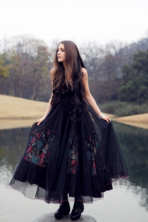 轻纱如烟般 滑过每寸肌肤